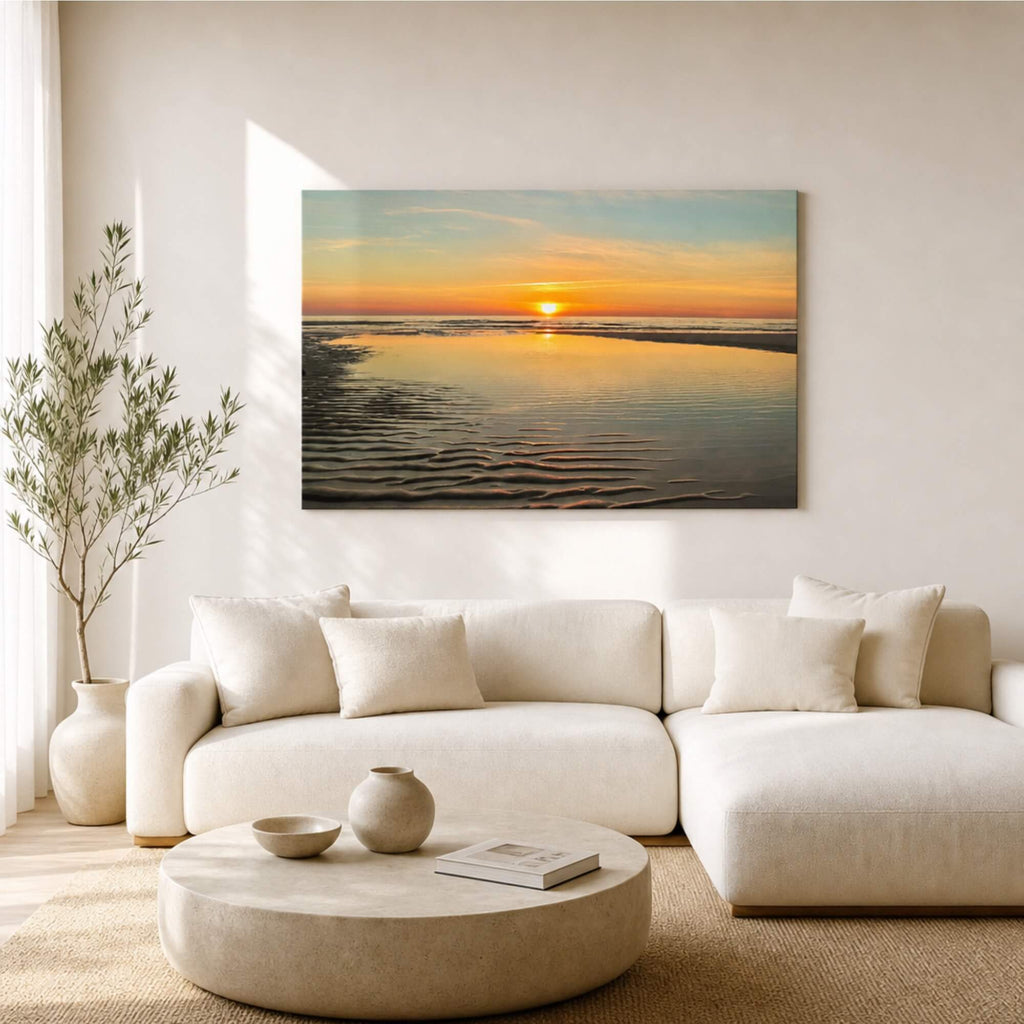 [ai-modified;e:living-room] In einer hellen Wohnsituation hängt das 88Miles Wandbild: Sonnenuntergang bei Ebbe