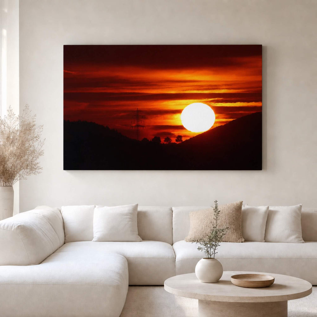 [ai-modified;e:living-room] In einer hellen Wohnsituation hängt das 88Miles Wandbild: Sonnenfeuer