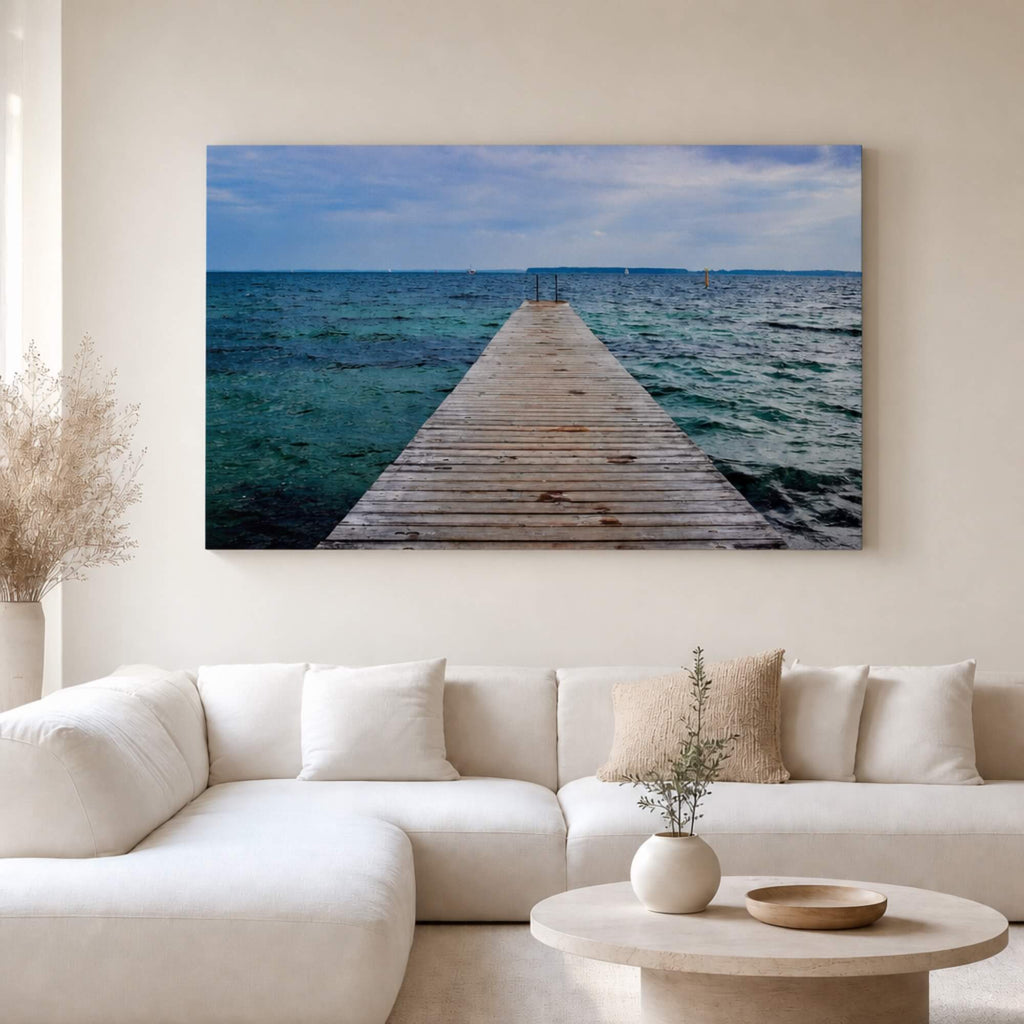 [ai-modified;e:living-room] In einer hellen Wohnsituation hängt das 88Miles Wandbild: Schritt ins Blaue