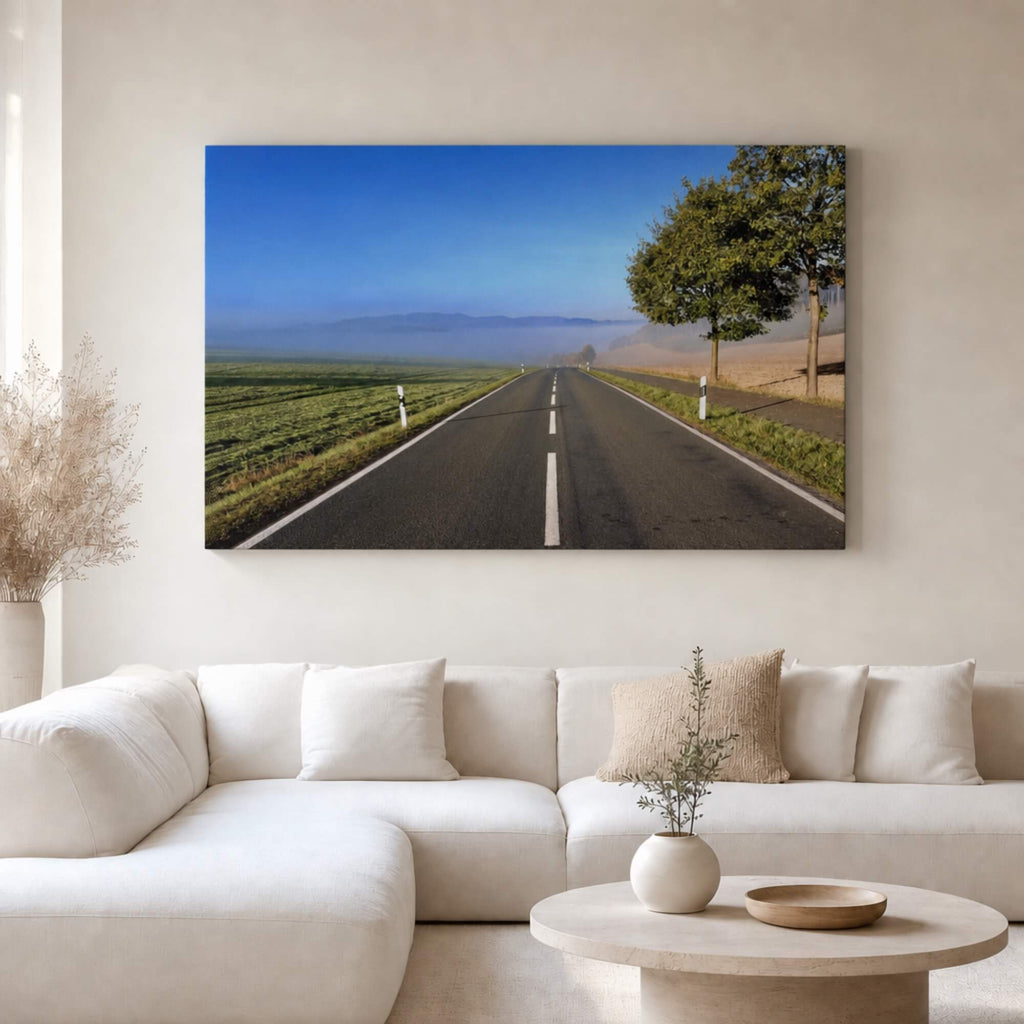[ai-modified;e:living-room] In einer hellen Wohnsituation hängt das 88Miles Wandbild: Rush Hour