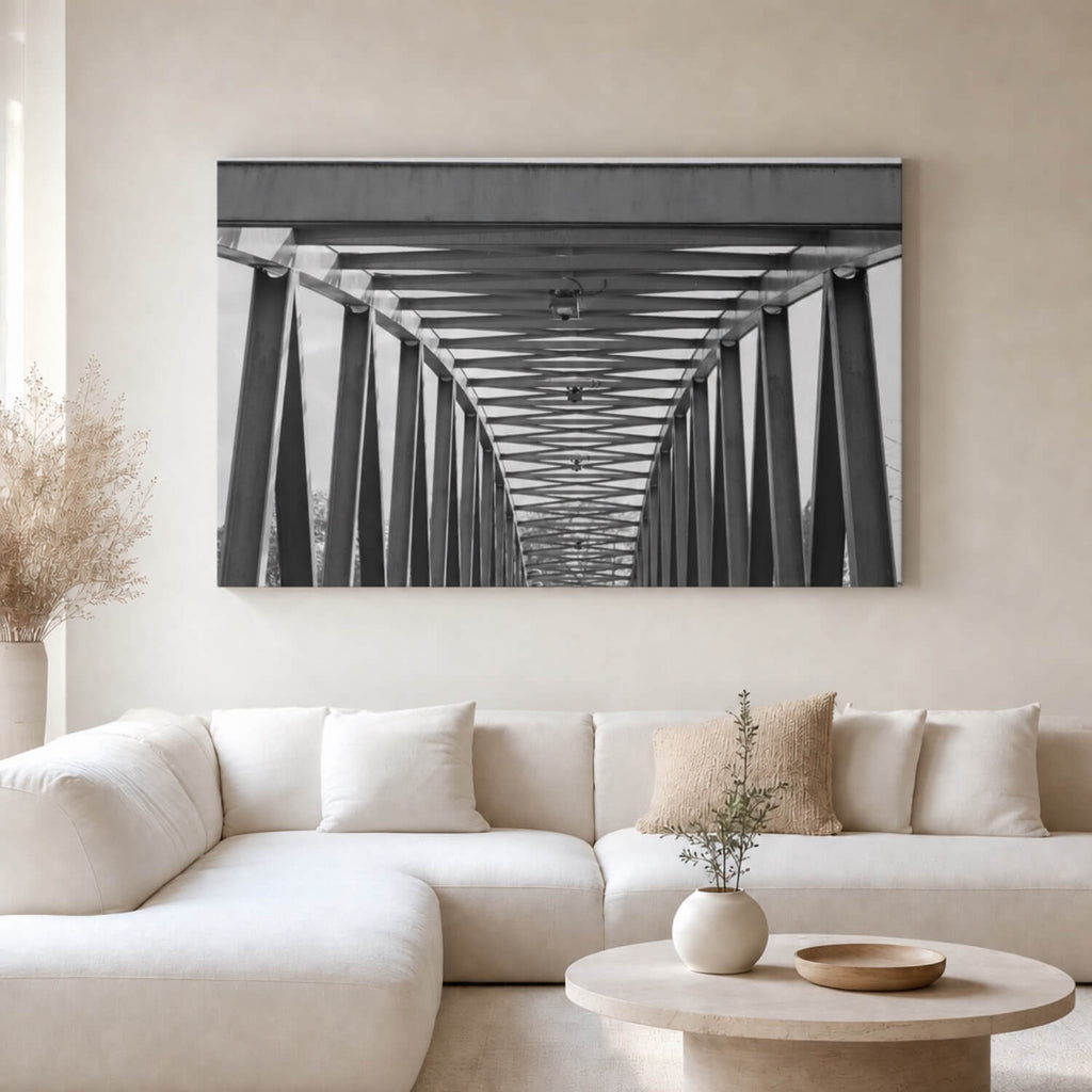 [ai-modified;e:living-room] In einer hellen Wohnsituation hängt das 88Miles Wandbild Brückengeometrie