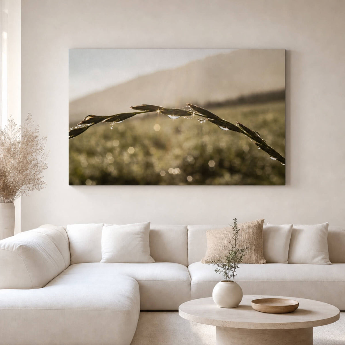 [ai-modified;e:living-room] In einer hellen Wohnsituation hängt das Wandbild Perlen des Morgens