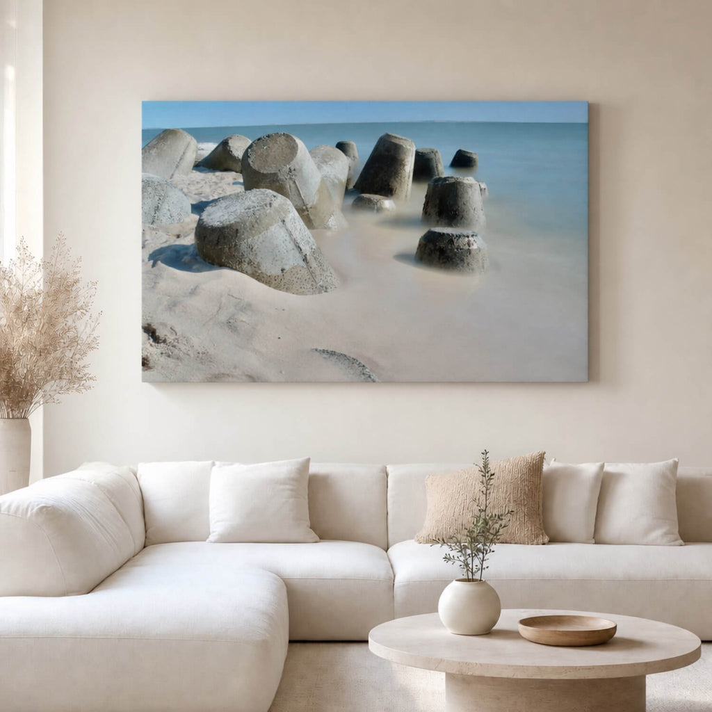 [ai-modified;e:living-room] In einer hellen Wohnsituation hängt das Wandbild Massive Ruhe