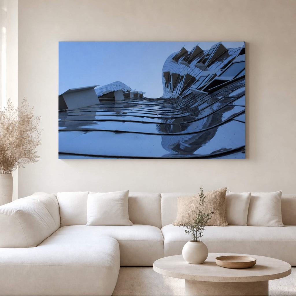 [ai-modified;e:living-room] In einer hellen Wohnsituation hängt das 88Miles Wandbild: Urban Waves