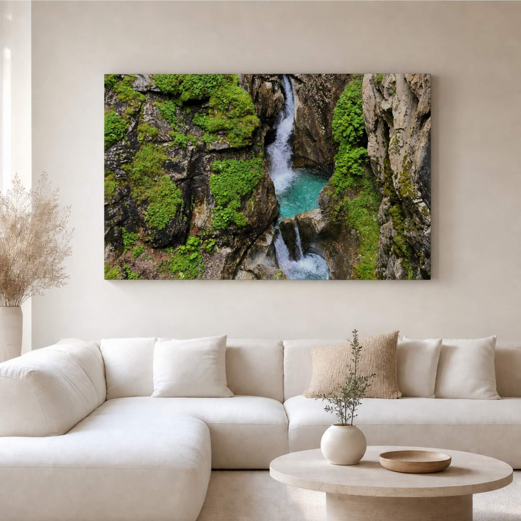 [ai-modified;e:living-room] In einer hellen Wohnsituation hängt das 88Miles Wandbild: Versteckter Wasserfall
