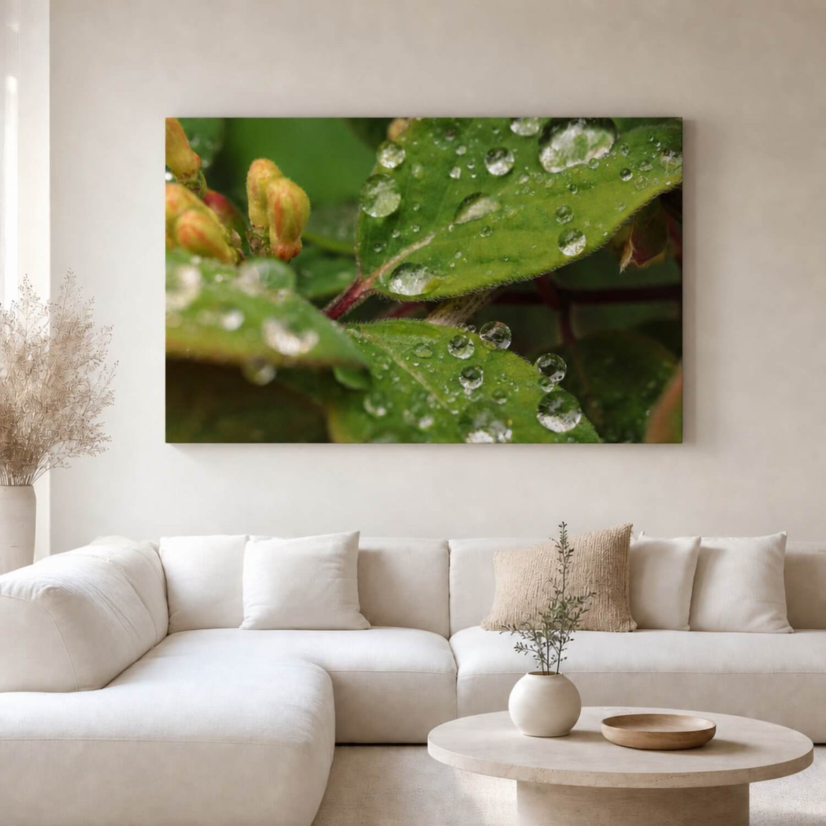 [ai-modified;e:living-room] In einer hellen Wohnsituation hängt das Wandbild: DMC Masterpieces: Regenjuwelen