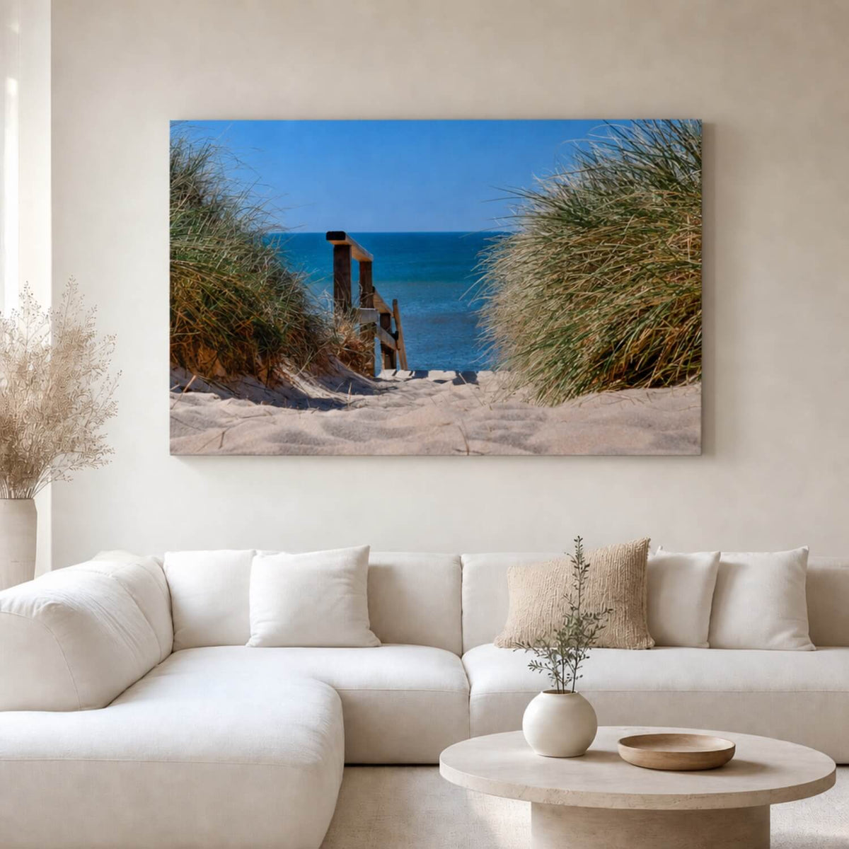 [ai-modified;e:living-room] In einer hellen Wohnsituation hängt das 88Miles Wandbild Weg zum Meer