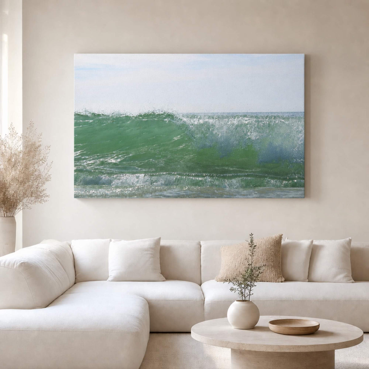 [ai-modified;e:living-room] In einer hellen Wohnsituation hängt das 88Miles Wandbild: Welle II