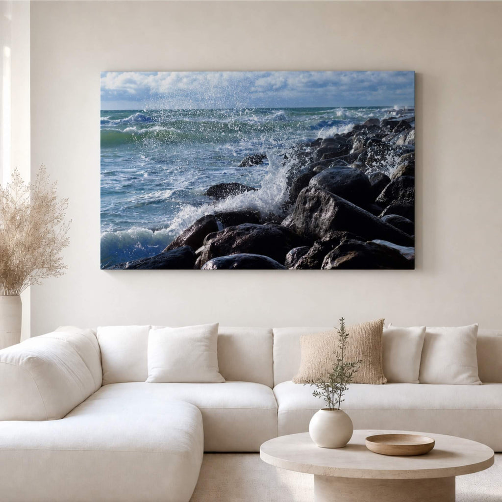 [ai-modified;e:living-room] In einer hellen Wohnsituation hängt das 88Miles Wandbild: Wellenbrecher