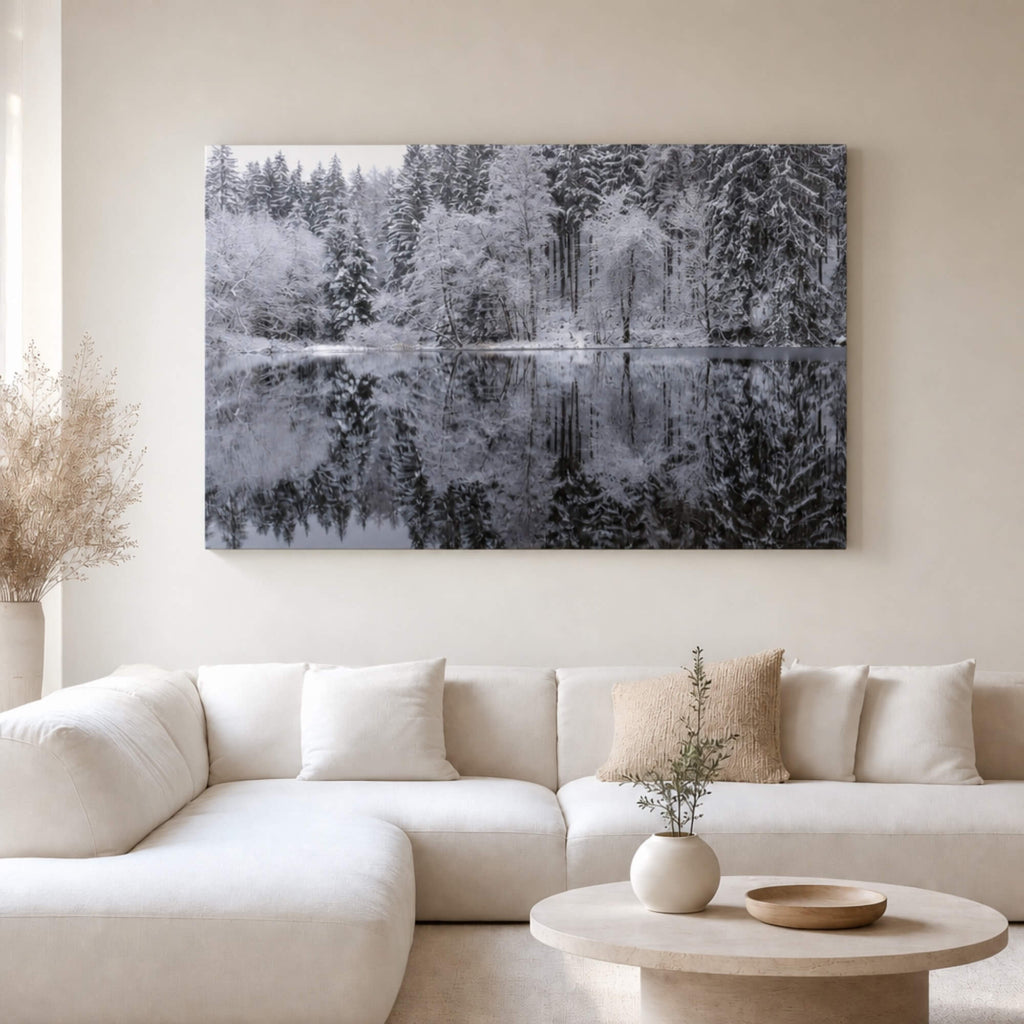 [ai-modified;e:living-room] In einer hellen Wohnsituation hängt das 88Miles Wandbild: Schneeweiß