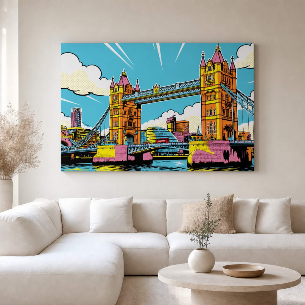[ai-modified;e:living-room] In einer hellen Wohnsituation hängt das 88Miles Wandbild: Tower Bridge meets Popart