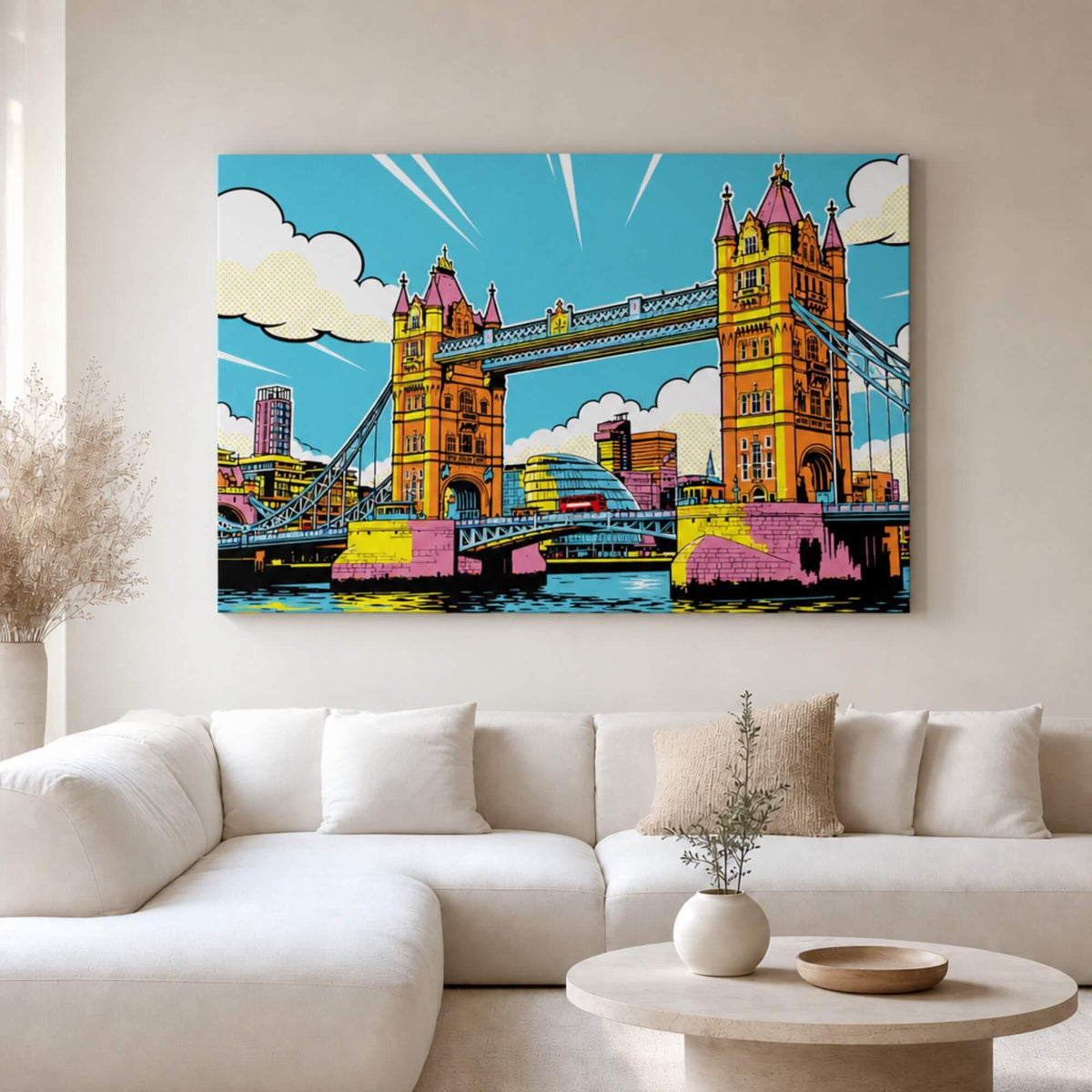 [ai-modified;e:living-room] In einer hellen Wohnsituation hängt das 88Miles Wandbild: Tower Bridge meets Popart